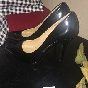 Shiny black pumps